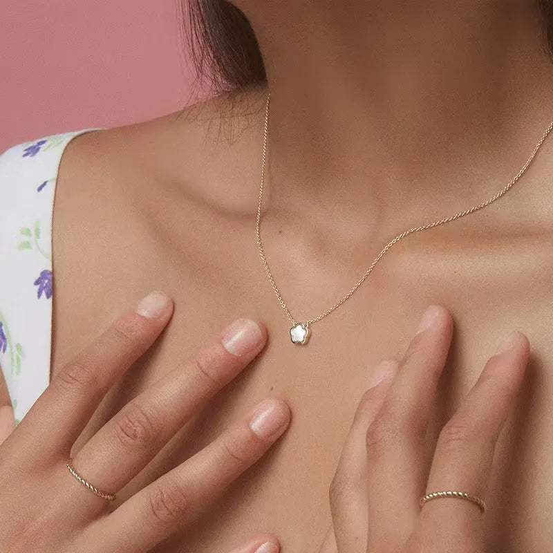 White mother shell flower necklace with floral pendant and O-shaped chain in gold or silver finish