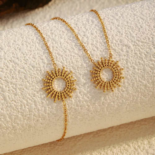 Gold geometric necklace and bracelet jewellery set with chain elements and Y-shaped pendant