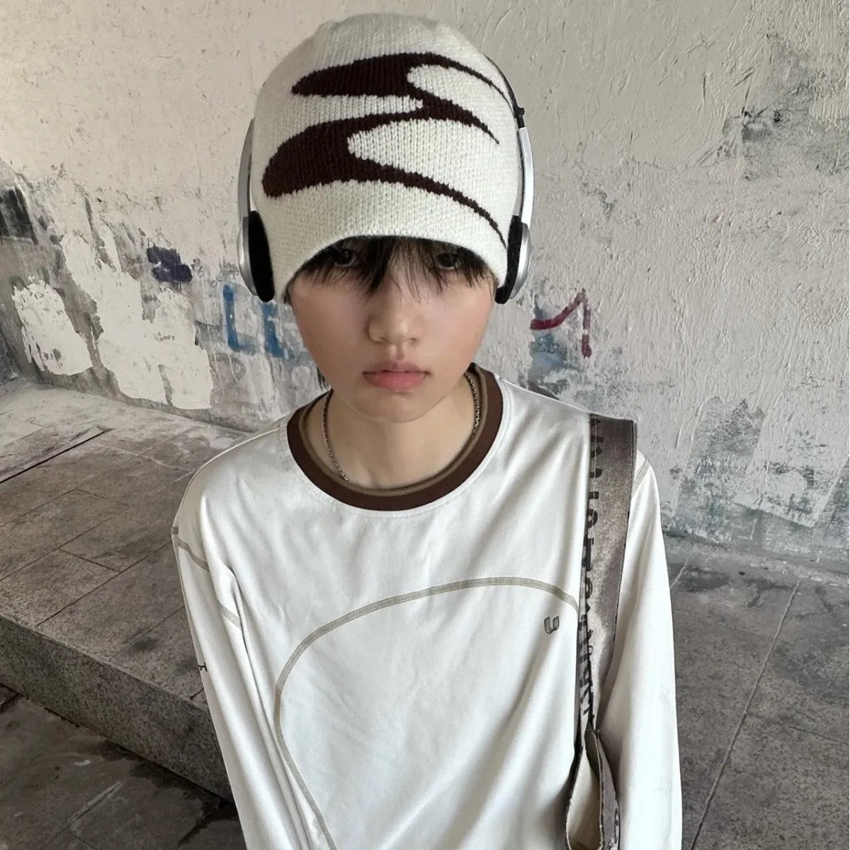Acrylic thermal beanie hat for men and women in black, grey or white, size M (56-58cm).