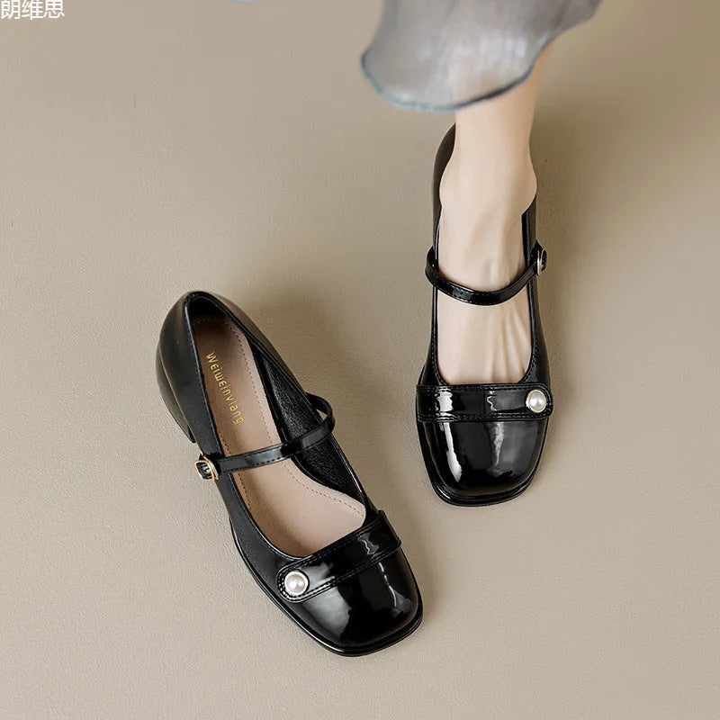 Women's patent leather ankle boots with chunky heels and buckle fastening in black colour
