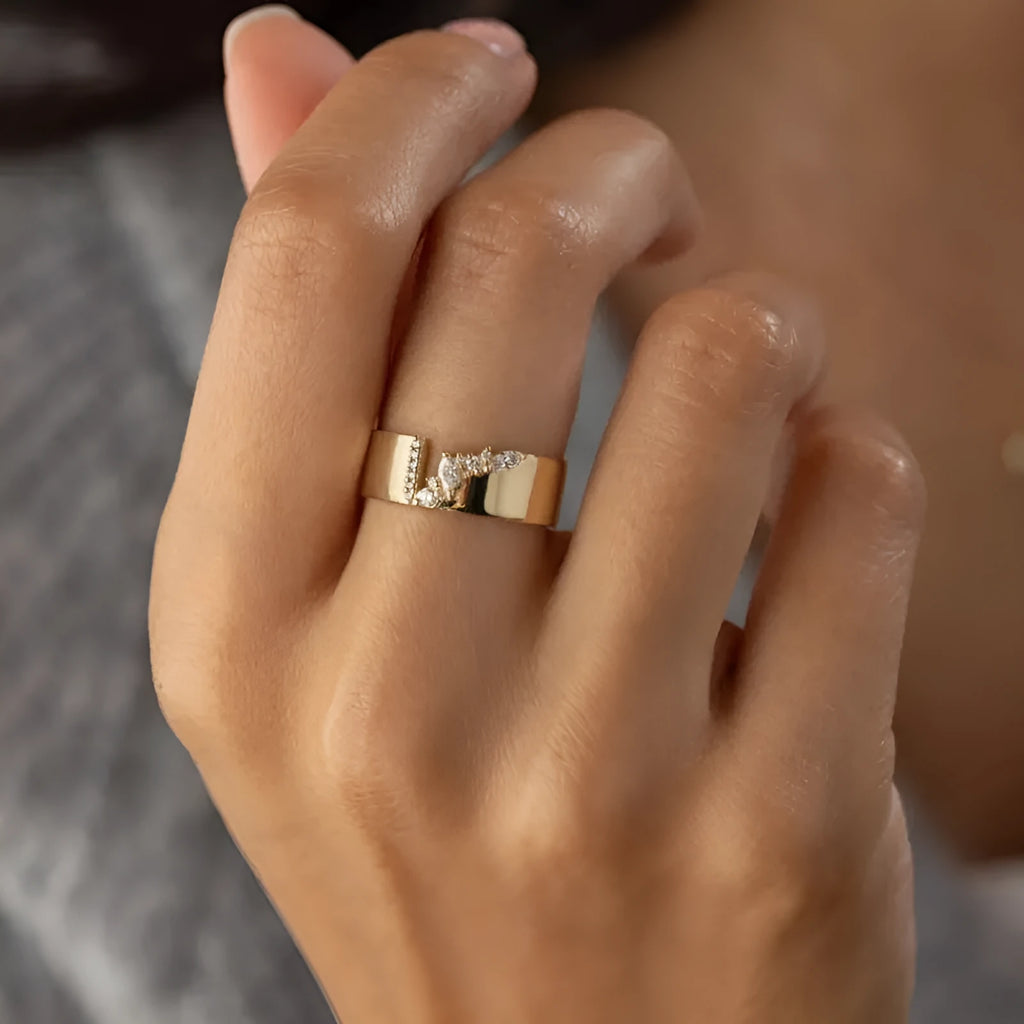 Gold electroplated women's ring with zircon stone, available in sizes 6 to 10