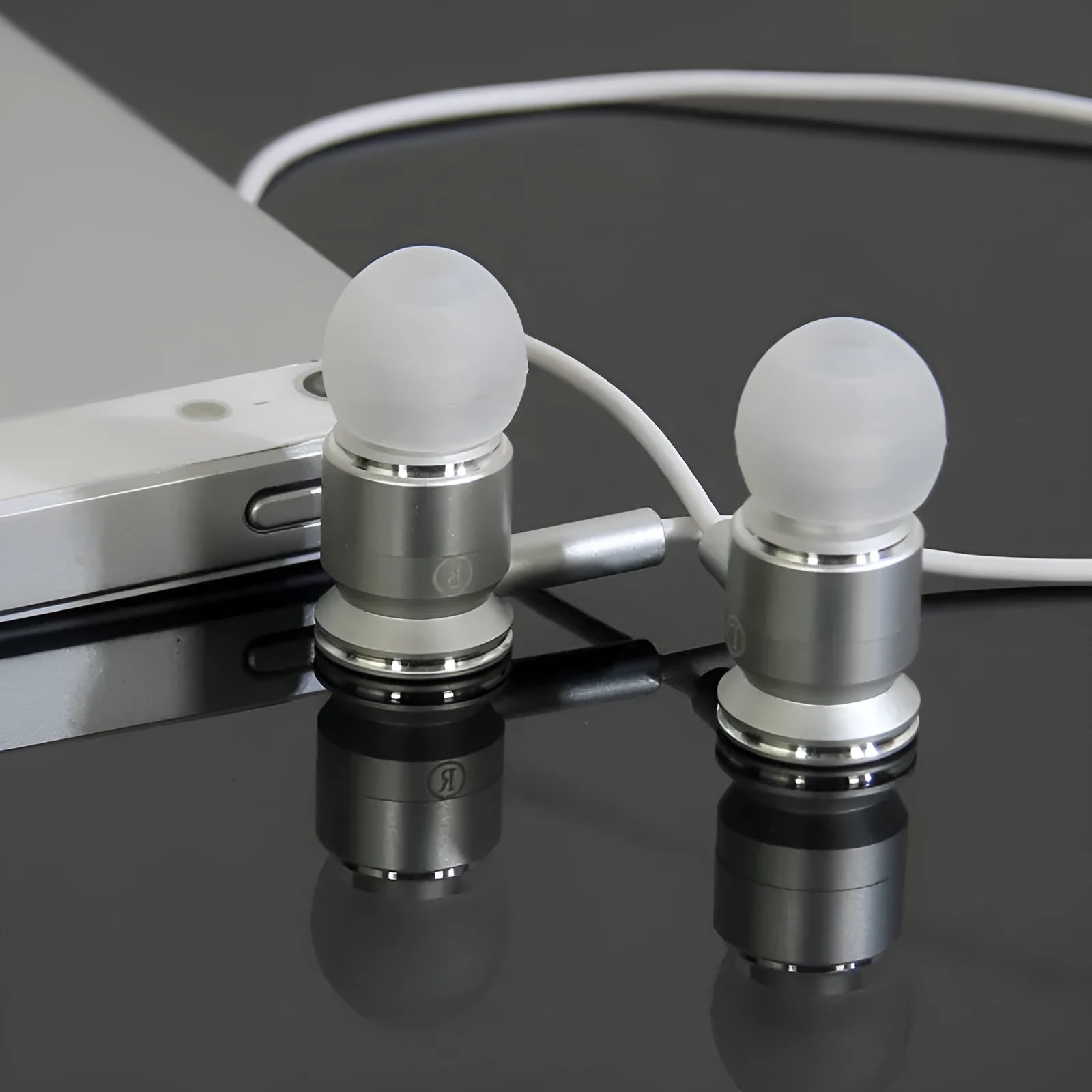 White universal wire-controlled in-ear earphones with 3.5mm plug and 1.2m cable