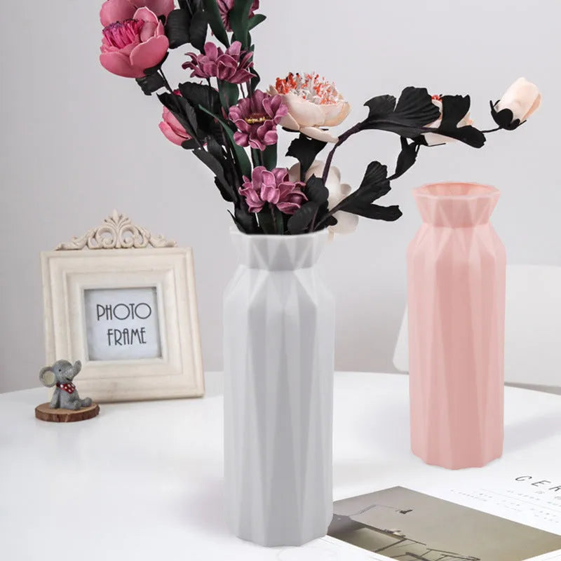 Drop-resistant melamine plastic vase in green colour with 7.2cm base diameter