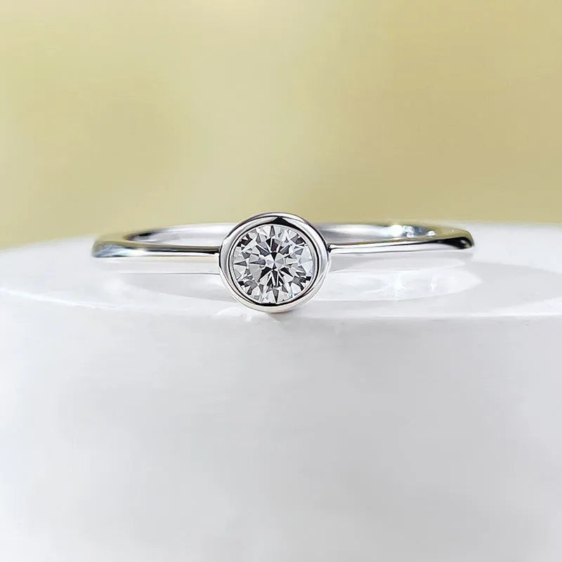 Minimalist crown-shaped silver ring with linear detailing in R962 gold or platinum electroplated finish