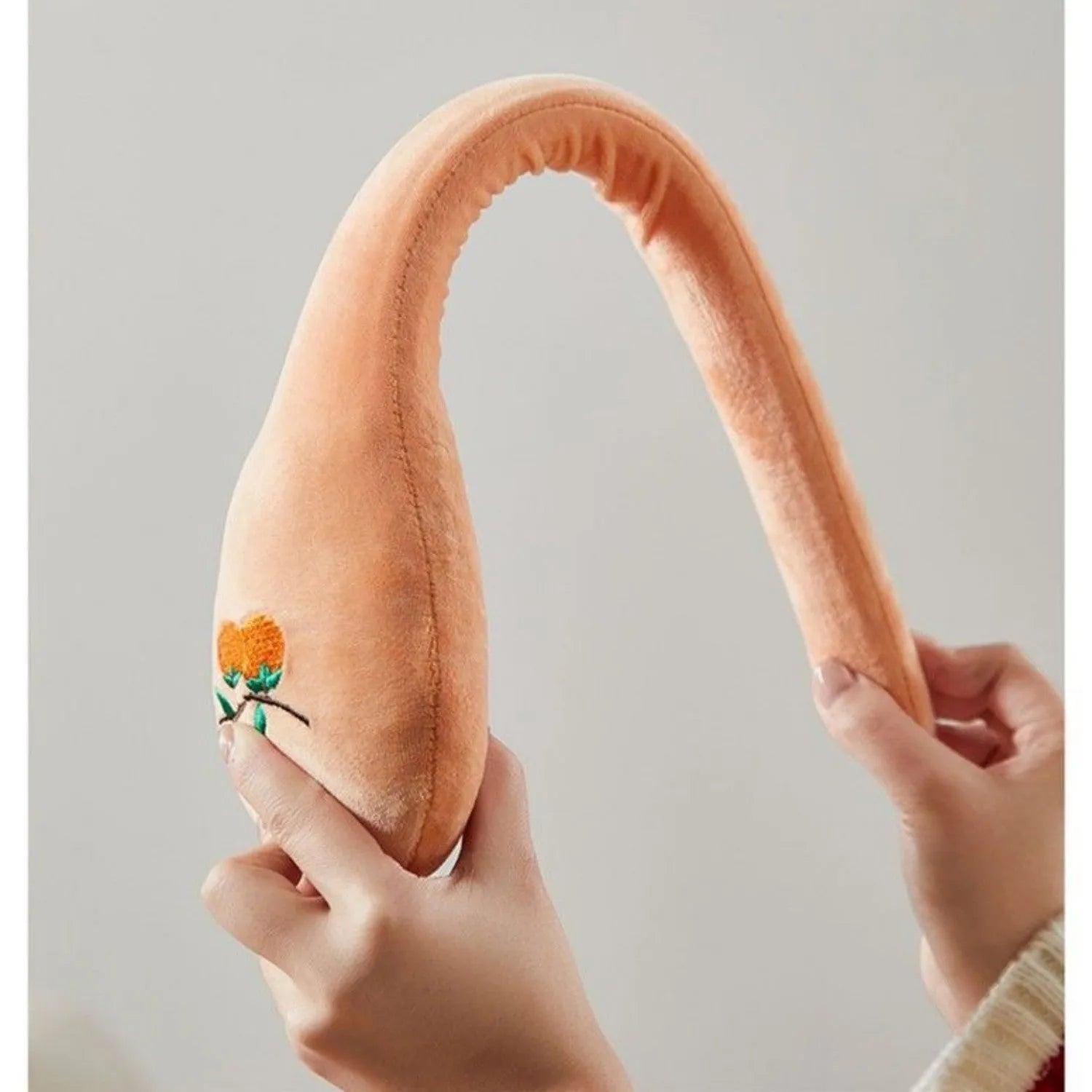 48 cm persimmon-coloured back pounding stick with meridian flap and zipper closure