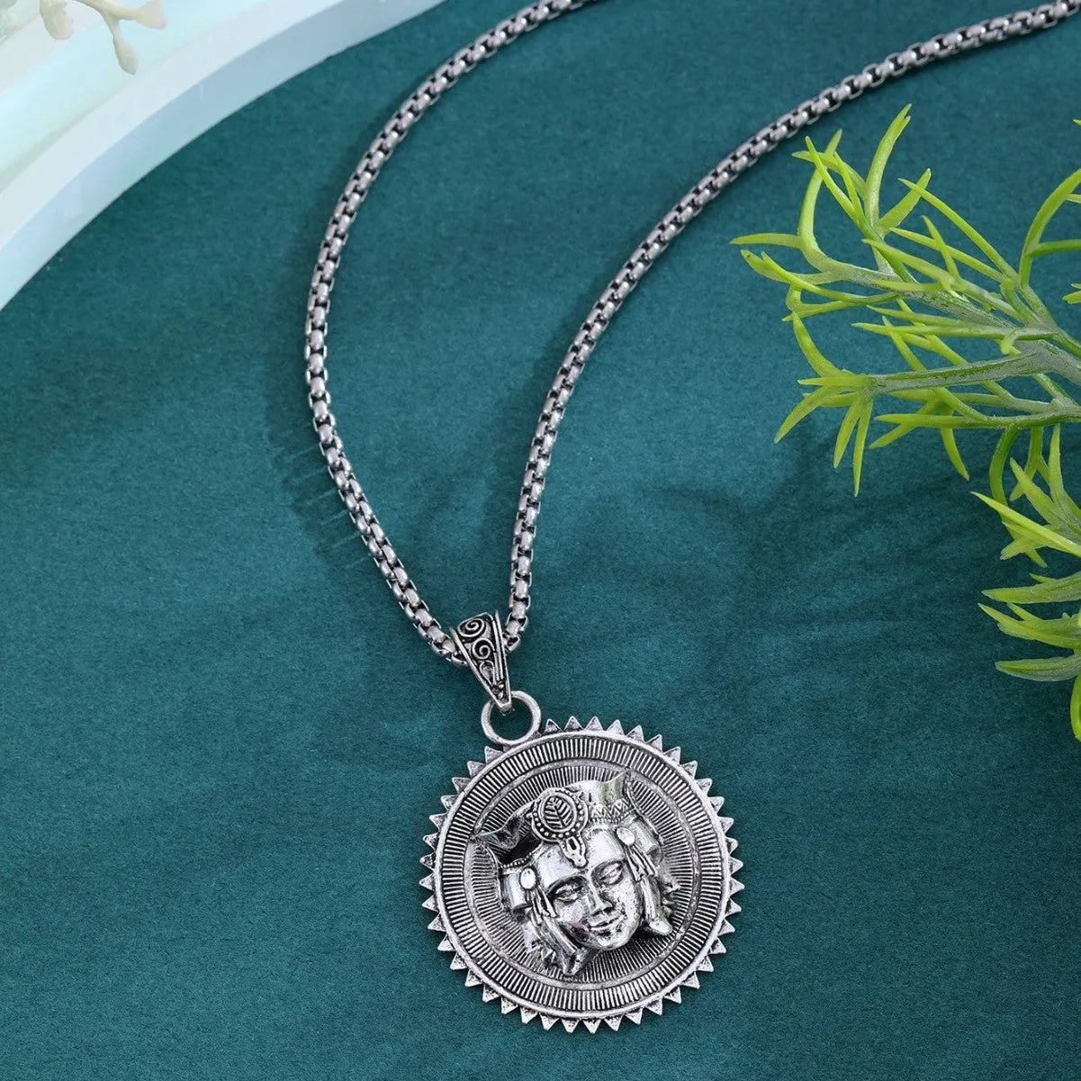 Head pendant sweater chain necklace for men in silver colour with heavy link chain on neutral background