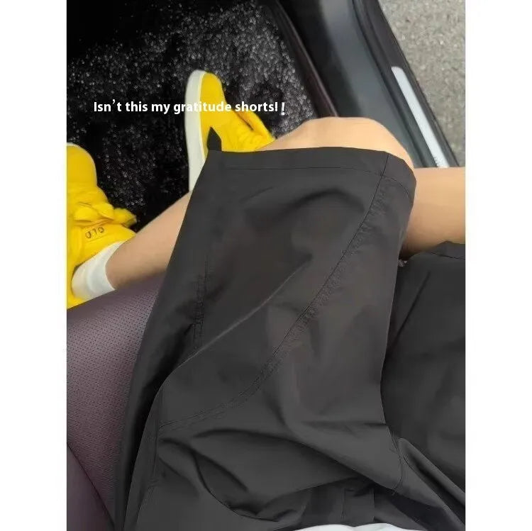 Men's quick-drying polyester sports shorts in straight cut with elastic waist, fifth pants length