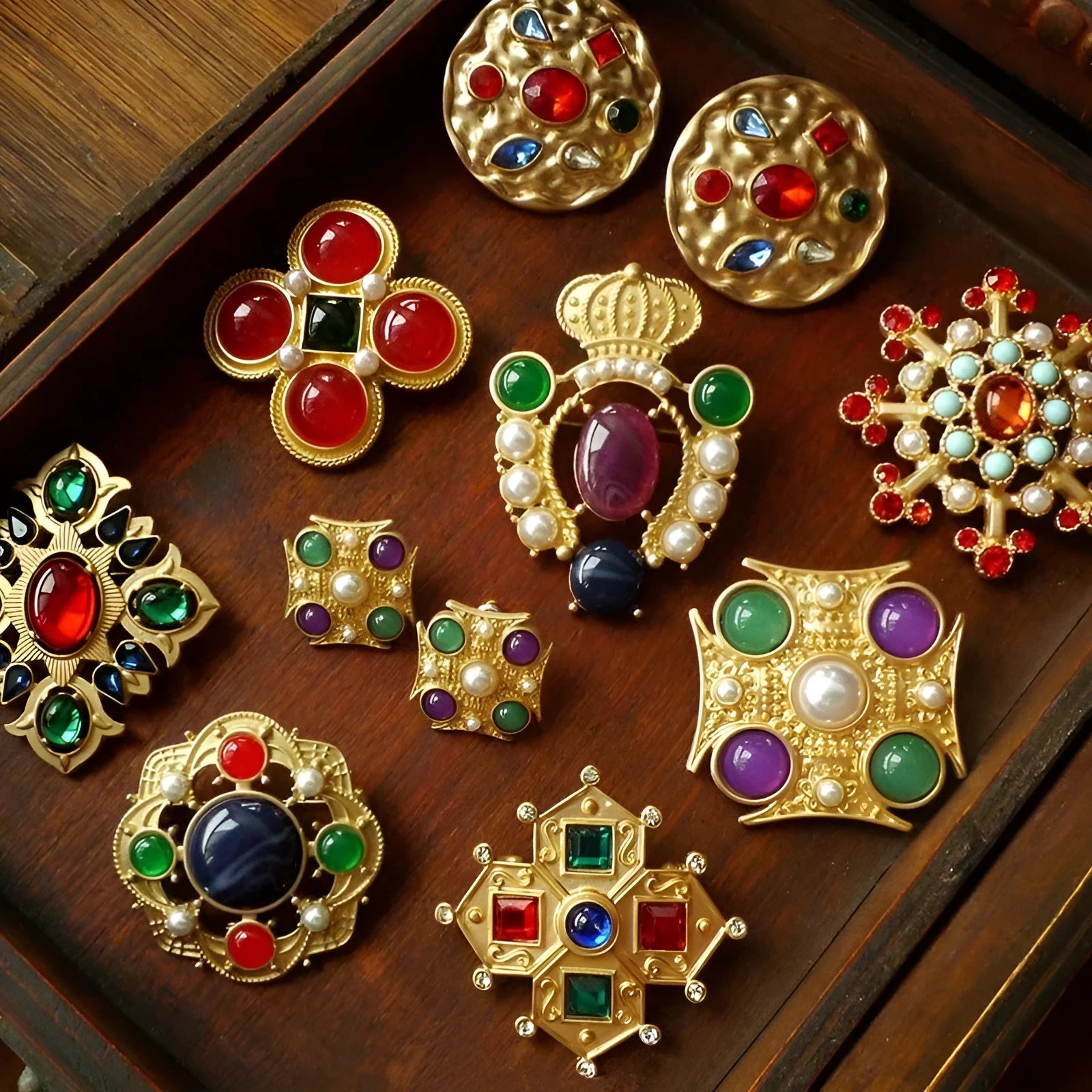 Zinc alloy baroque vintage brooch with diamond shape in retro antique style