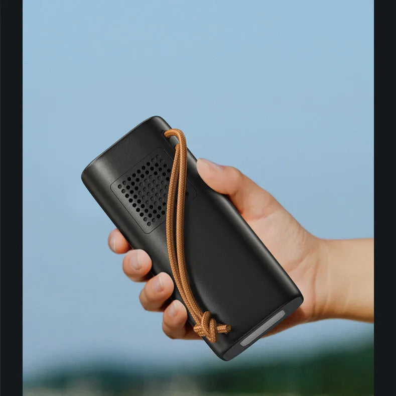 Black emergency power bank with solar panel, 200W output, and compact 70x70x162mm dimensions