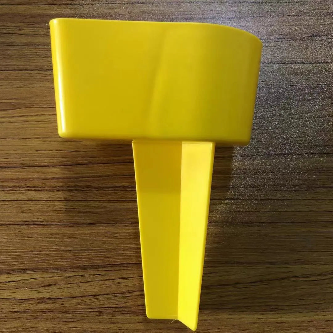 Plastic canopy cup and phone holder in green, 20x14cm, on a beach shelter frame