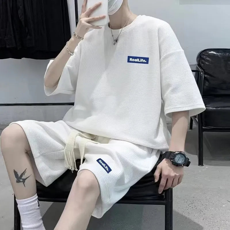 Waffle textured men's leisure sports suit with short sleeves and matching shorts in cotton-polyester blend