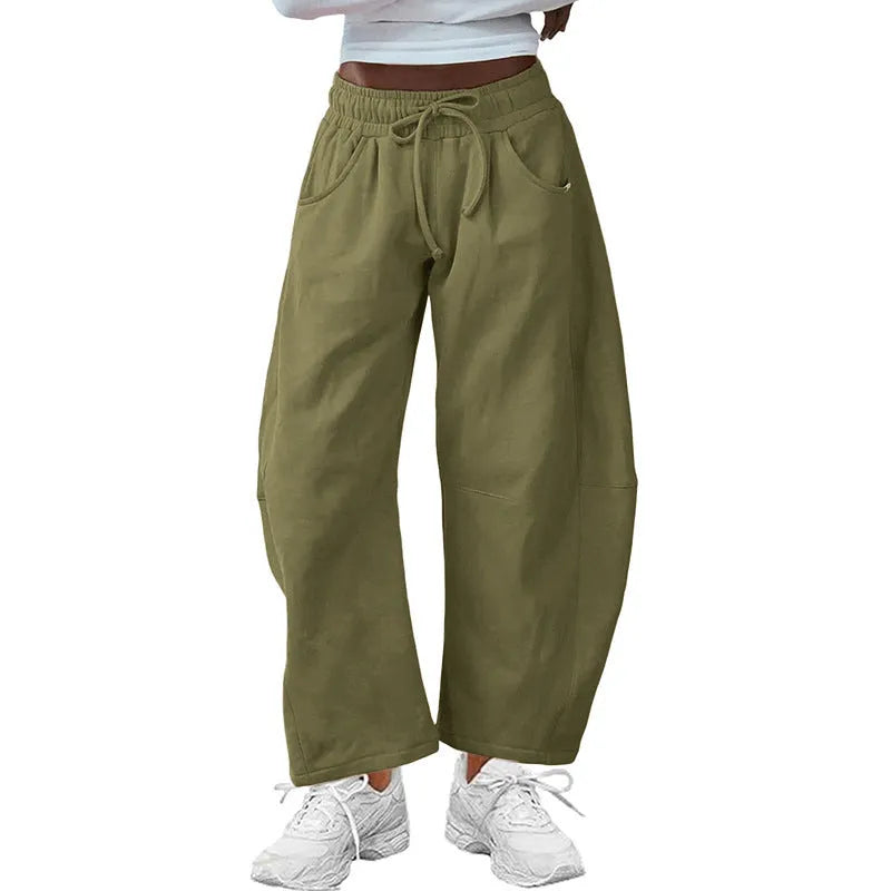 Loose cotton cropped sweatpants with elastic waistband in street fashion style