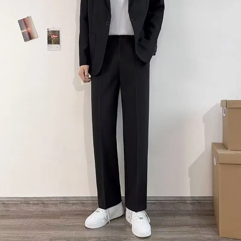 Men's plus size college-style suit set with trousers, white shirt and tie in loose fit