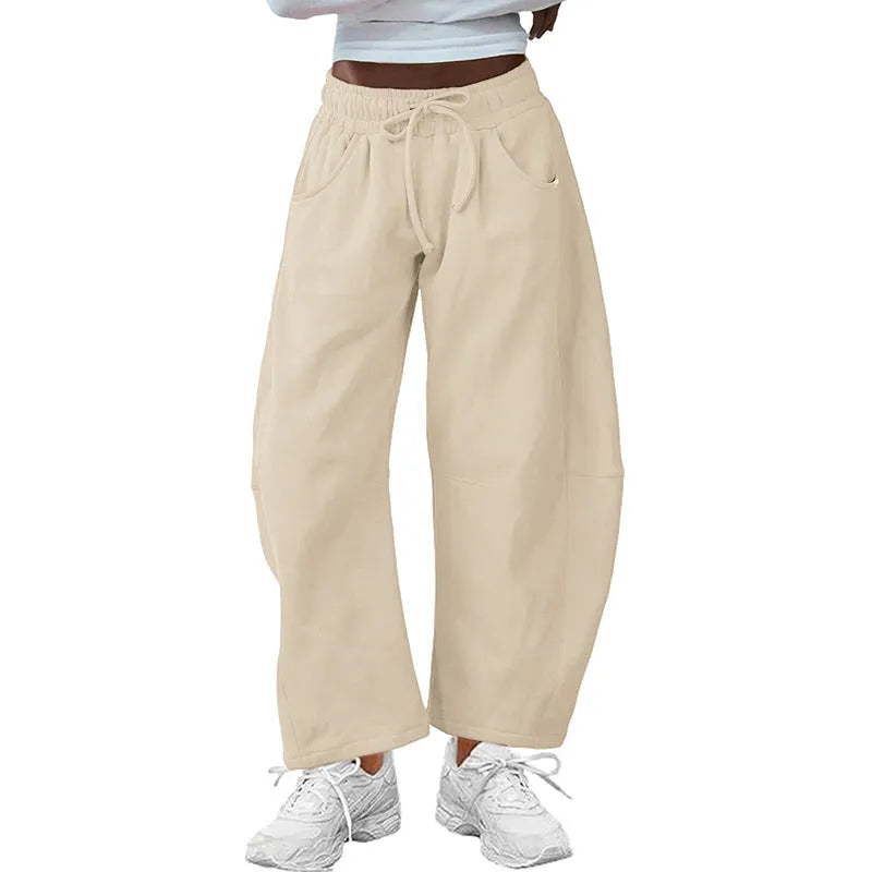 Loose cotton cropped sweatpants with elastic waistband in street fashion style