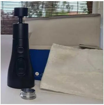 Universal pressurised kitchen faucet sprayer nozzle with rotating head in matte black finish