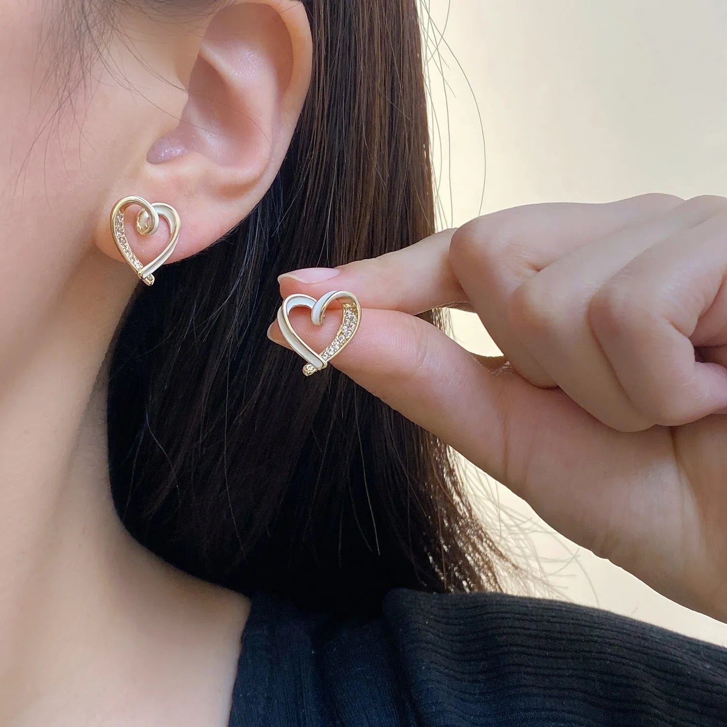 Micro-set zircon asymmetric heart earrings for women, copper base, white colour, ear clip style