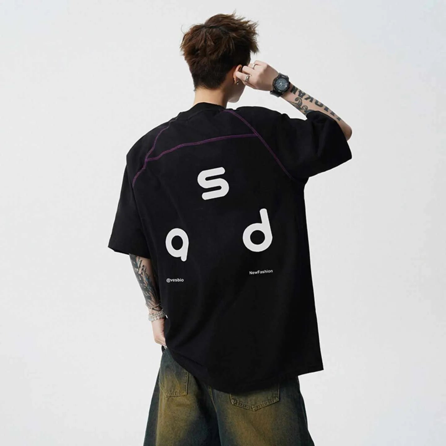 Cotton short-sleeve t-shirt with letter print design in loose fit showing round neck collar