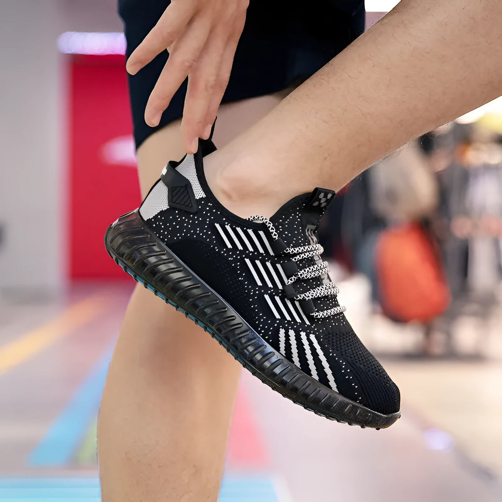 Men's white breathable flying fabric sports shoes with mesh lining and platform heel design