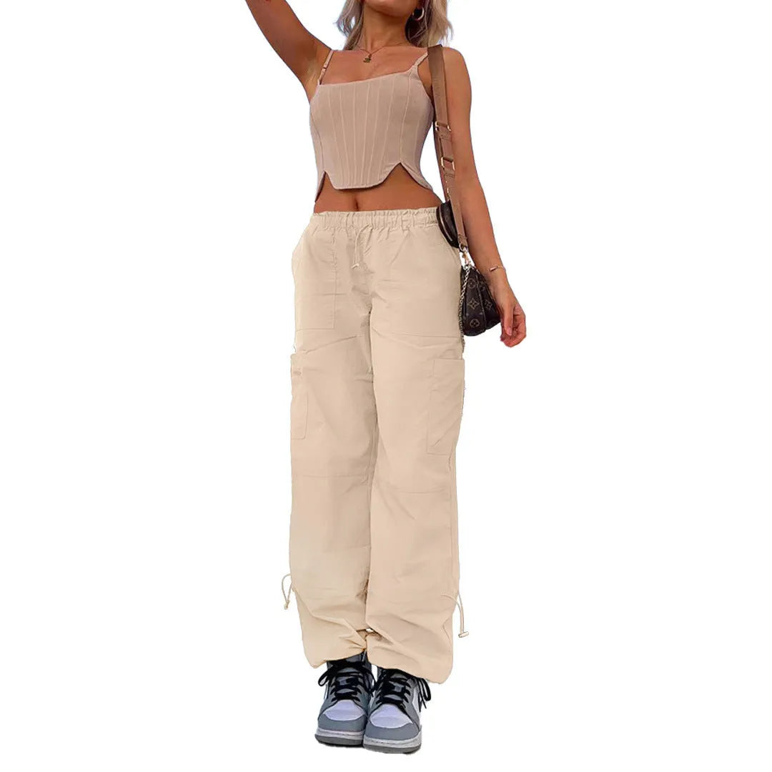 Man's loose-fitting straight-leg cargo pants in polyester with multiple pockets.