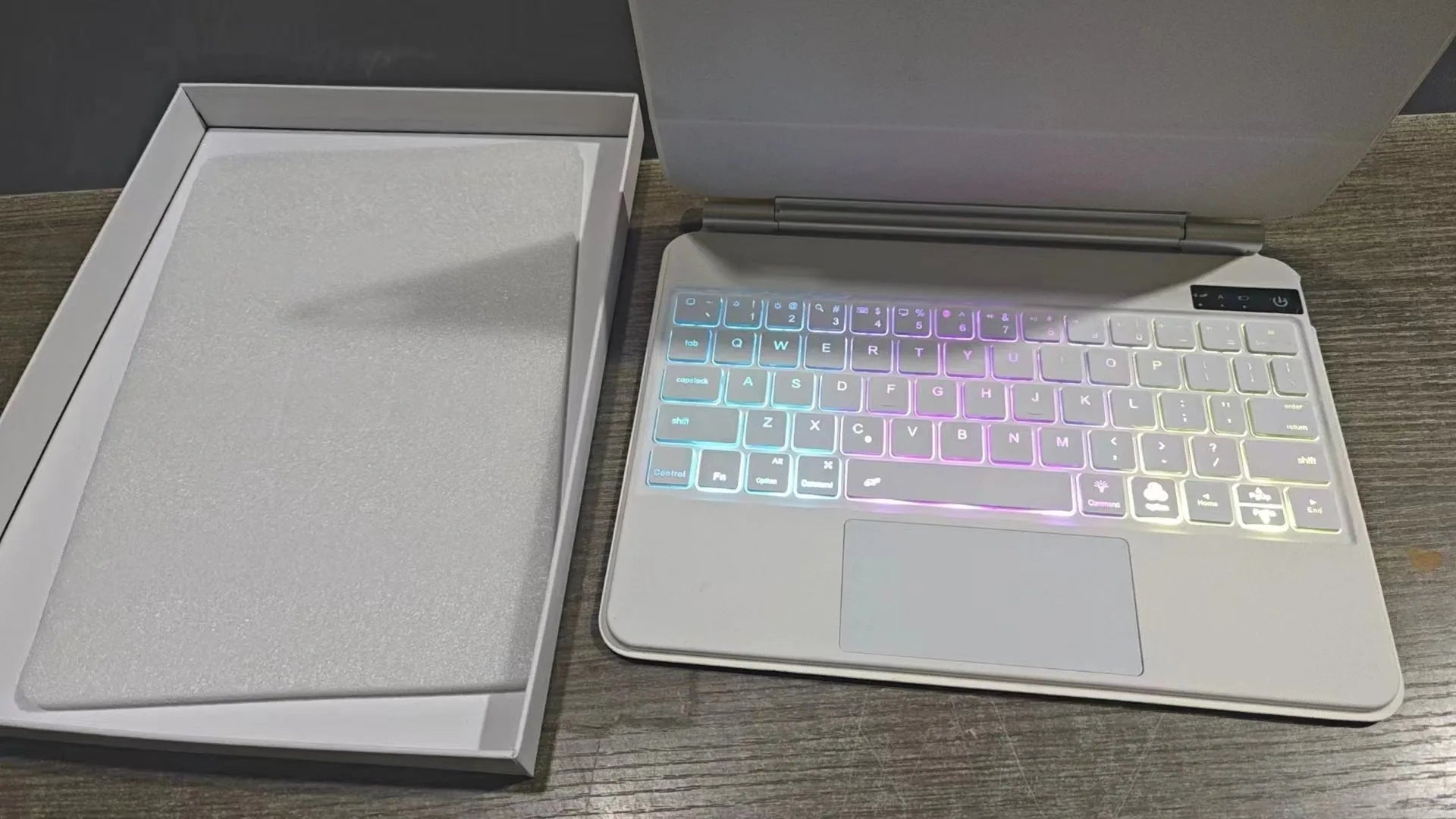 iPad wireless keyboard with magnetic protective cover in multiple colours showing Bluetooth connectivity