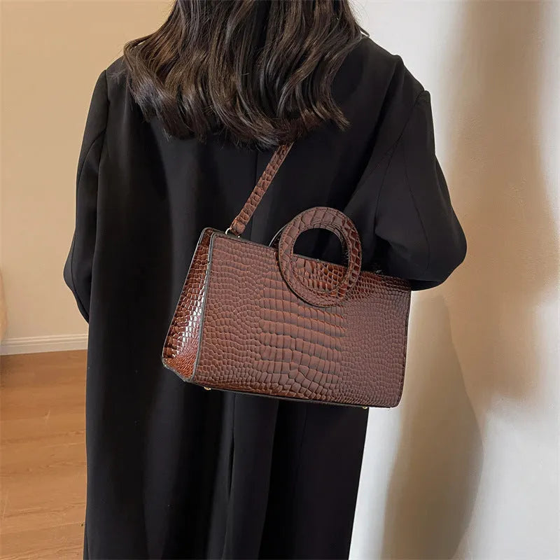 Retro woman's handbag in PU with crocodile pattern – horizontal square shape in beige