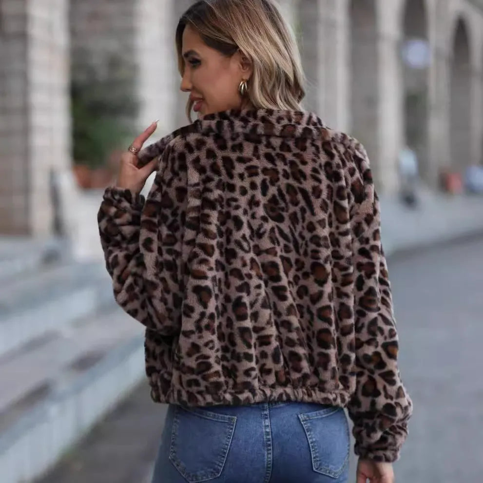 Women's leopard print plush coat with zipper front and raglan sleeves in loose fit