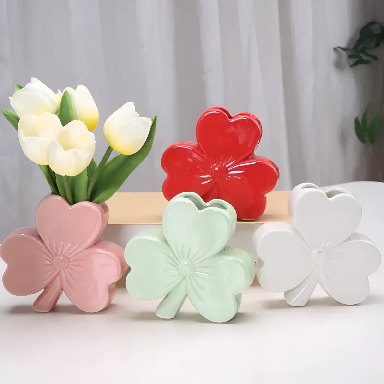 White porcelain ceramic clover-shaped vase with European styling for desktop decoration