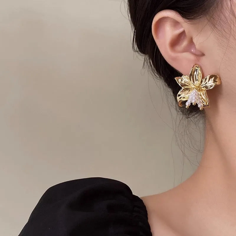 Golden H1795 colour metal flower pearl earrings with exaggerated design and Seiko treatment