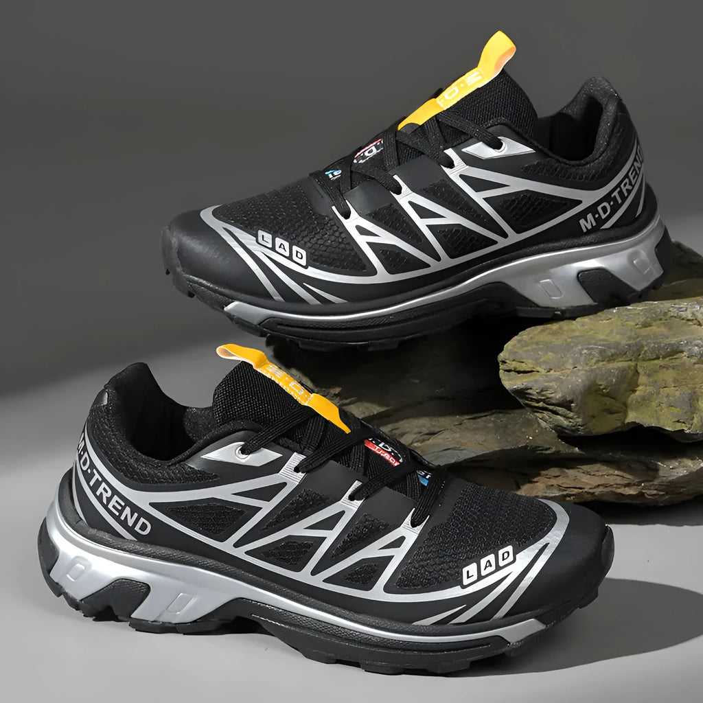 Low-top outdoor hiking shoes with lace-up closure and round toe in various colours