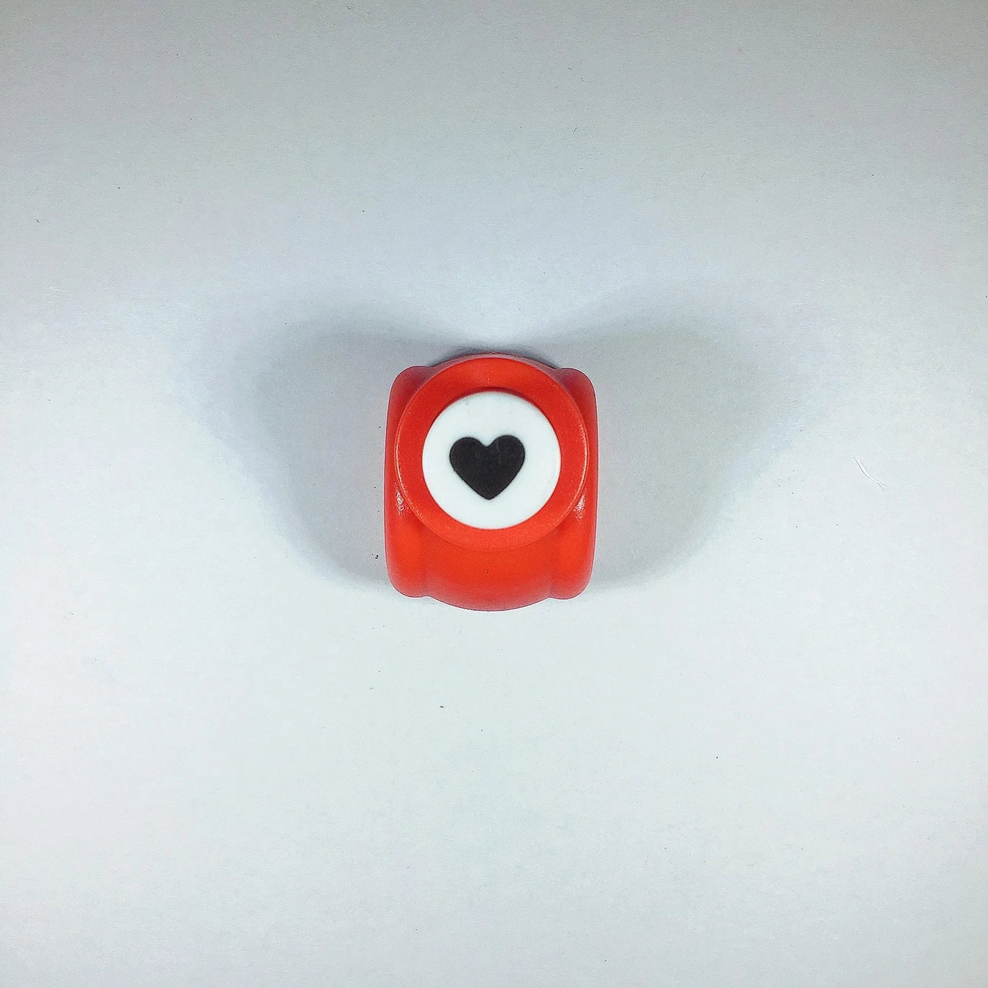 Plastic student stationery embossing device 3x2.5x3cm with decorative pattern