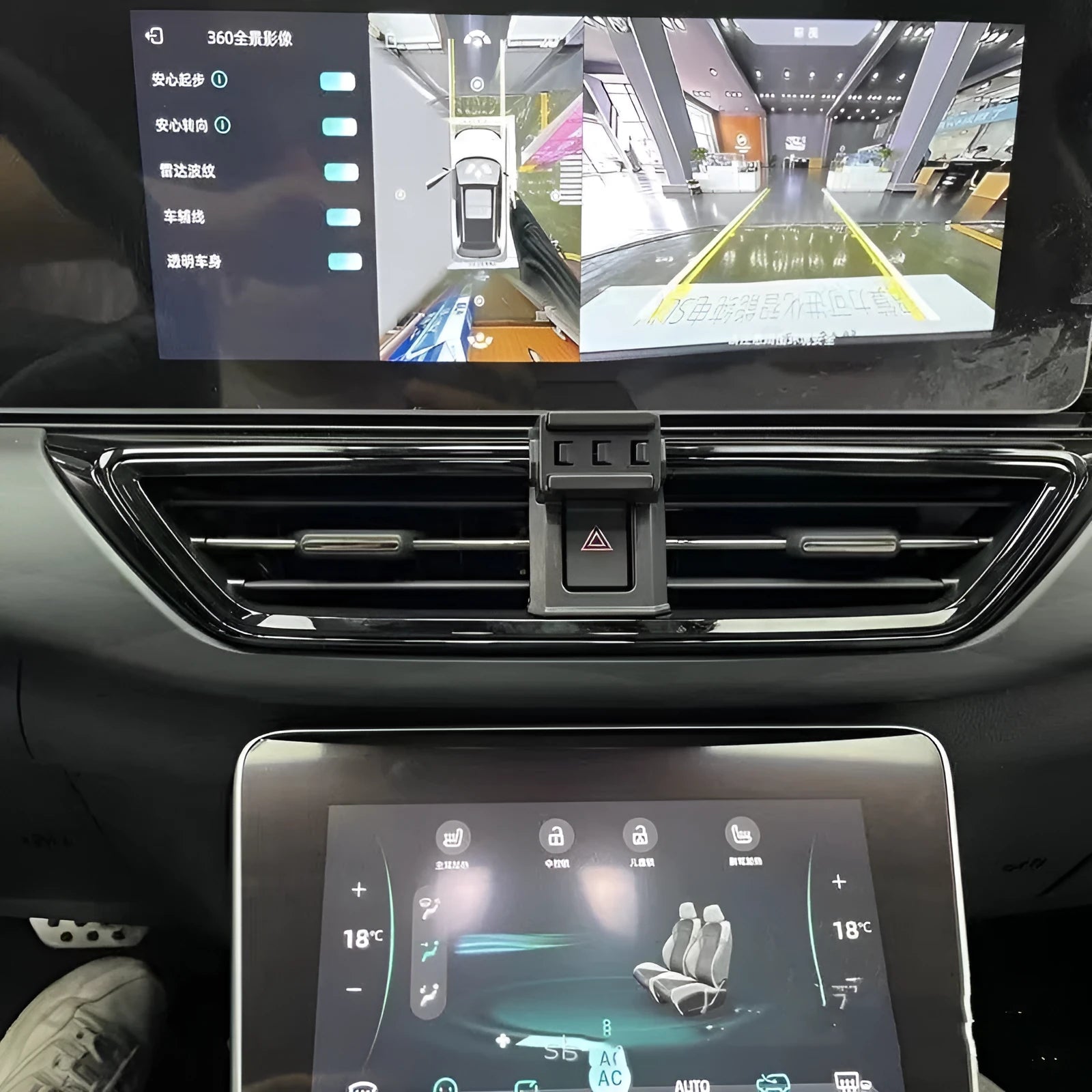 GOODWAY car mobile phone bracket with 360-degree rotation mounted on vehicle dashboard