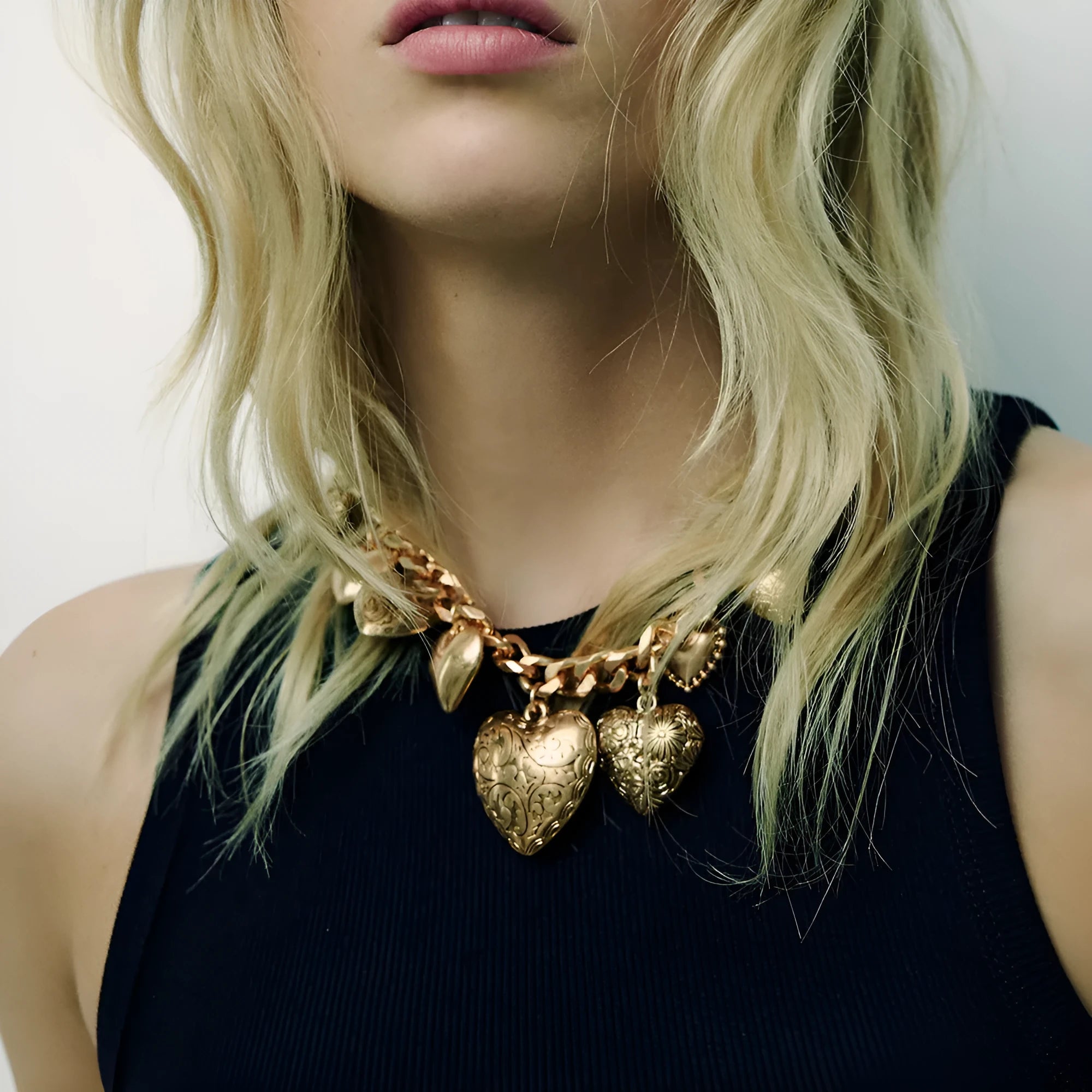 Adjustable heart pendant necklace with alloy pendant on 41-50cm metal chain in gold or white K colour
