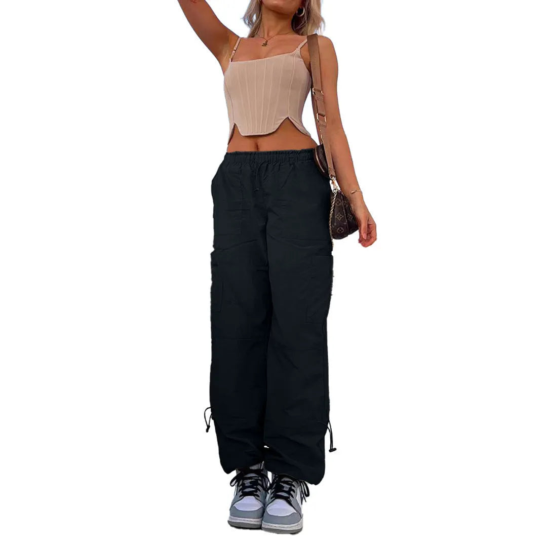 Man's loose-fitting straight-leg cargo pants in polyester with multiple pockets.