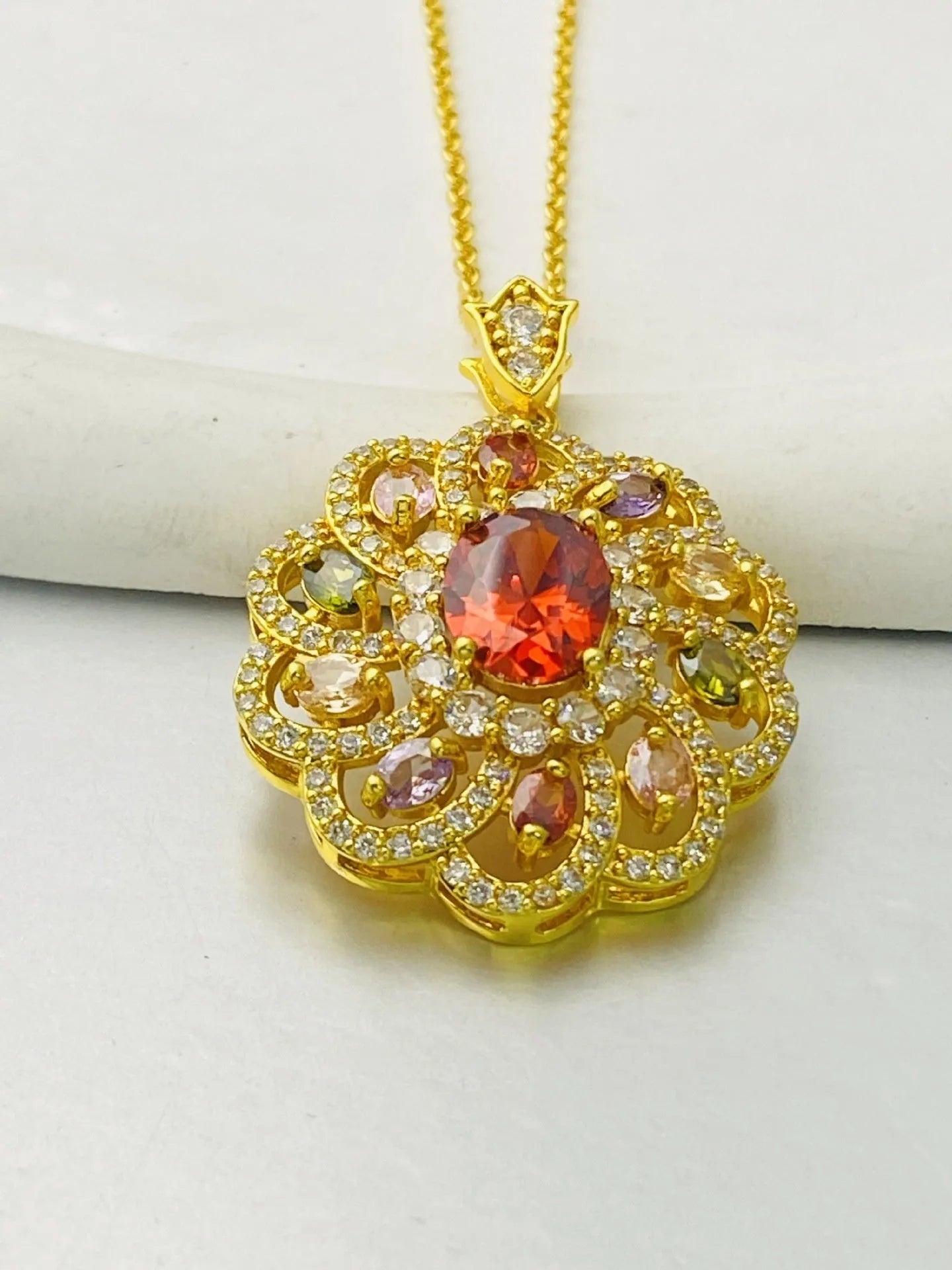 Women's zircon flower pendant necklace in gold, champagne gold or platinum colour with electroplated finish