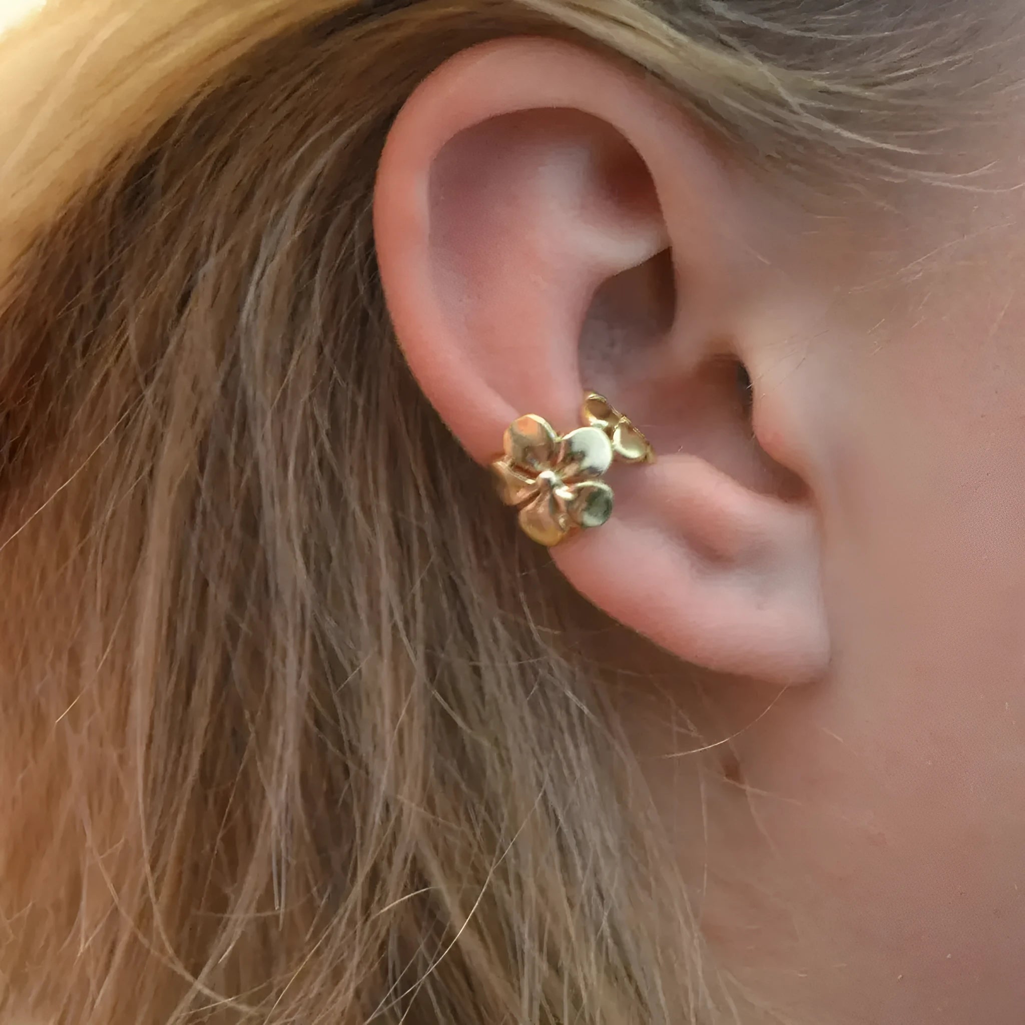 Gold-coloured starfish and scallop shell dangle earrings for women on a white background.