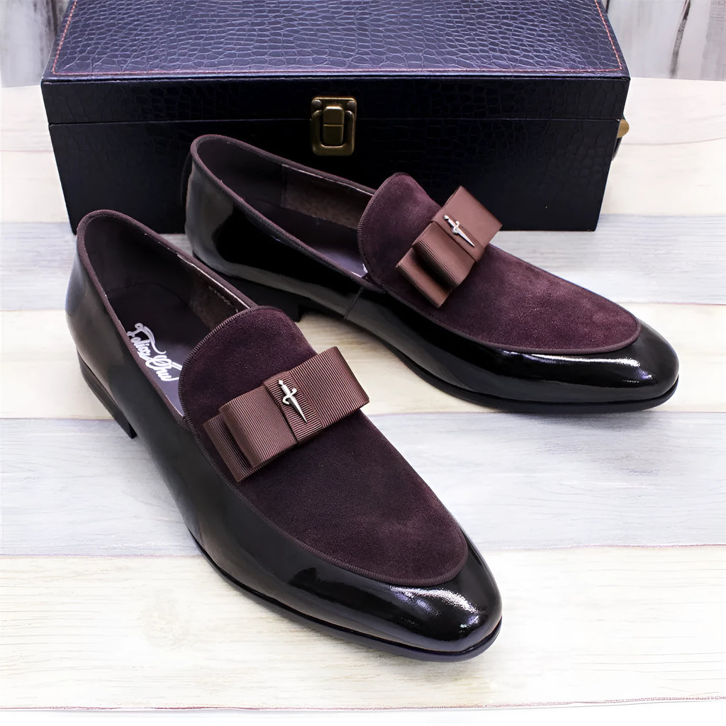 Men's low-top patent leather shoes with tassel detail in black colour