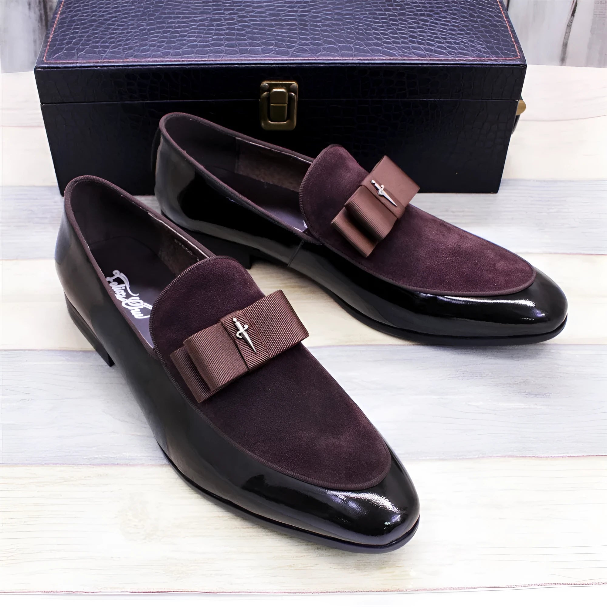 Men's low-top patent leather shoes with tassel detail in black colour