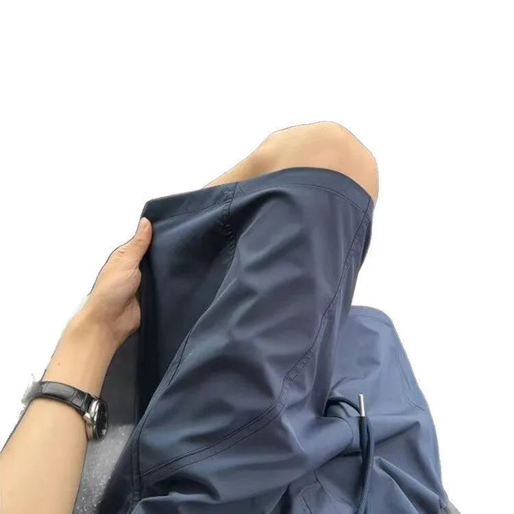 Men's quick-drying polyester sports shorts in straight cut with elastic waist, fifth pants length