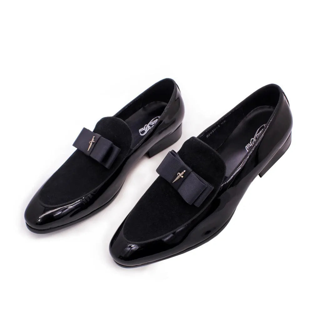 Men's low-top patent leather shoes with tassel detail in black colour
