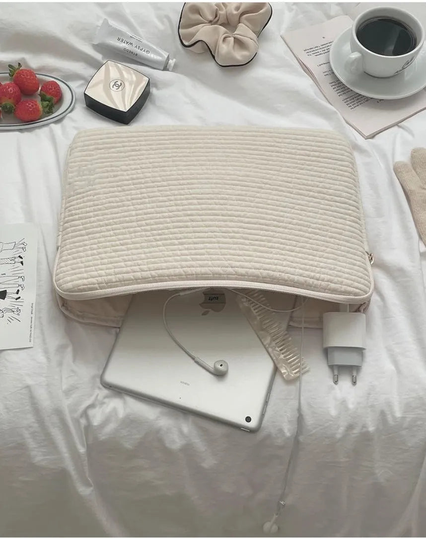 Black and white cotton cloth anti-seismic laptop bag in clutch style for 11-inch to 15.6-inch devices.