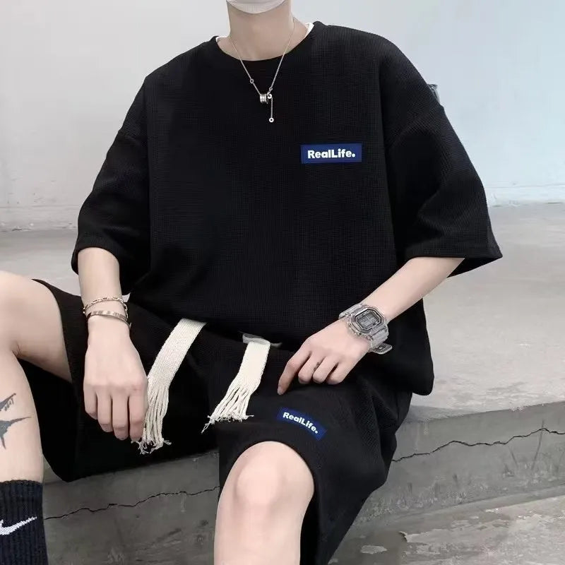 Waffle textured men's leisure sports suit with short sleeves and matching shorts in cotton-polyester blend