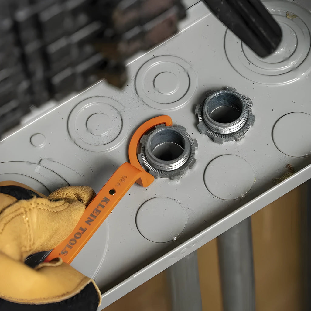 Three colour-coded magnetic suction wrenches with catheter locking in orange, grey, and black