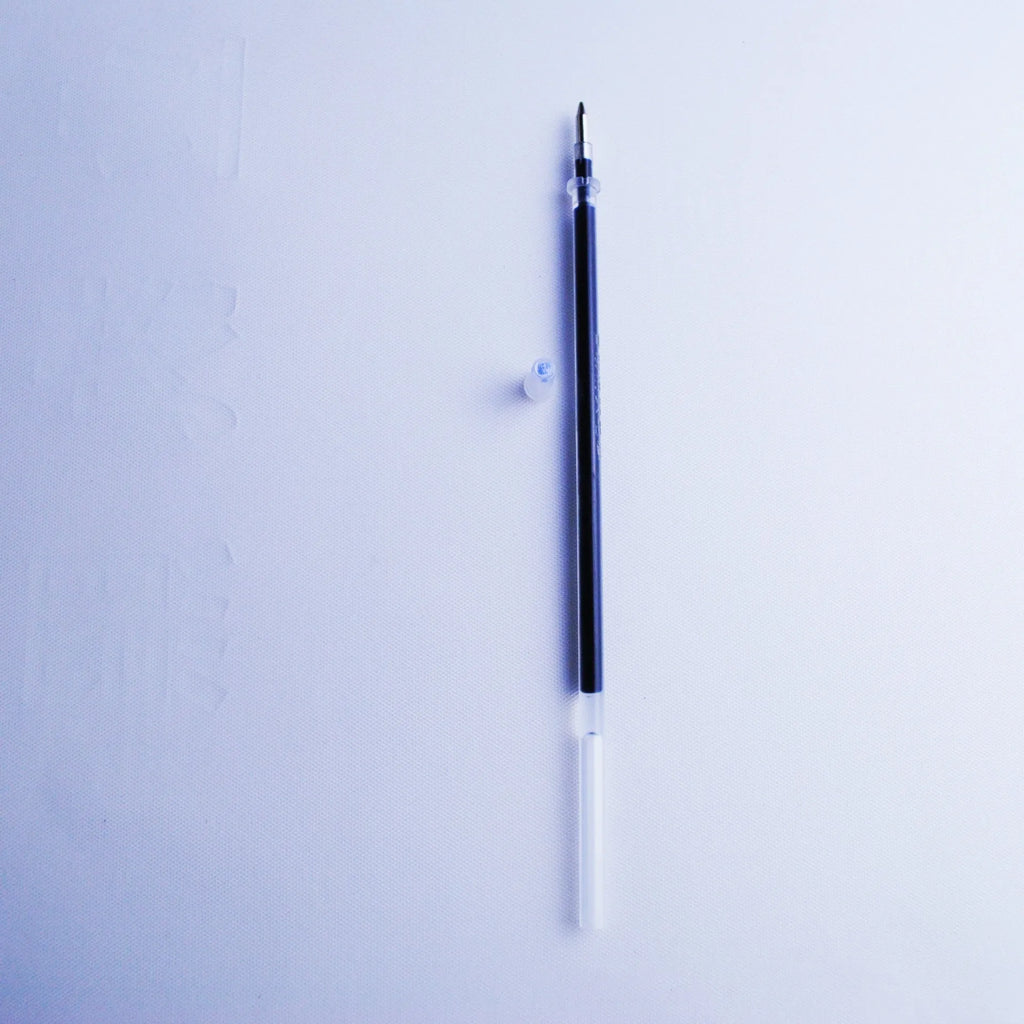 Portable automatic fading pen set showing plastic body, 0.5mm tip and eight blue refill cartridges