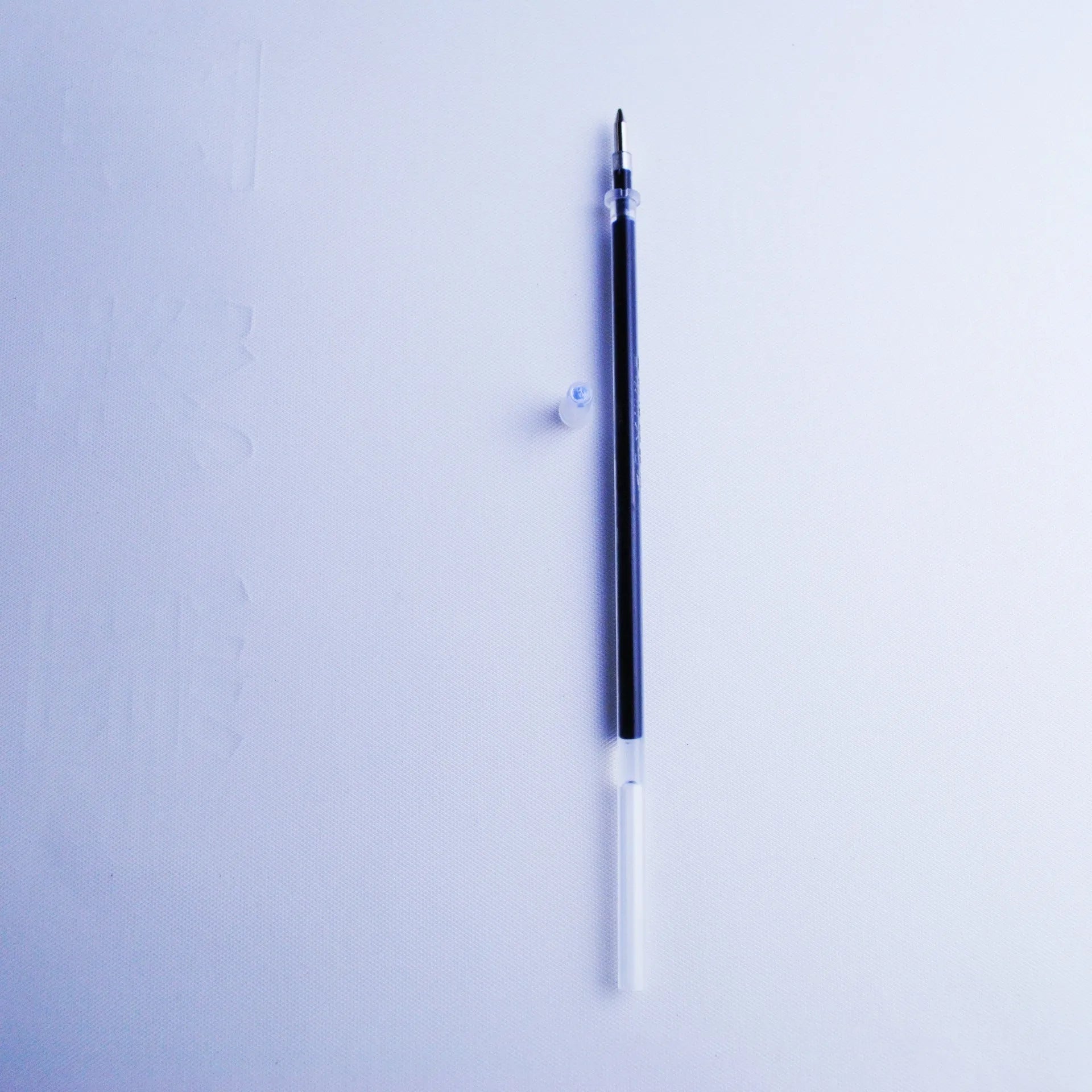 Portable automatic fading pen set showing plastic body, 0.5mm tip and eight blue refill cartridges