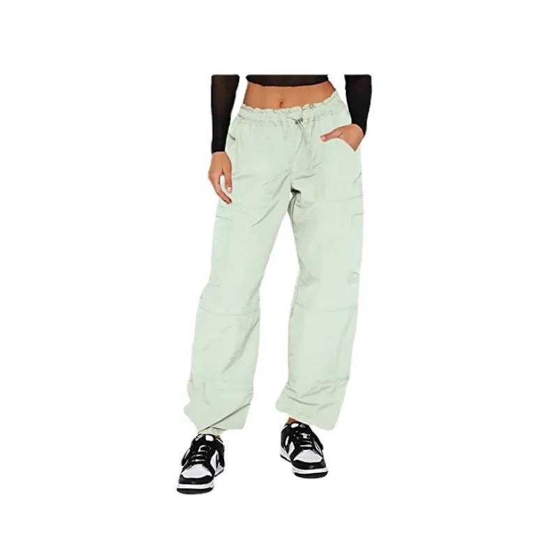 Man's loose-fitting straight-leg cargo pants in polyester with multiple pockets.