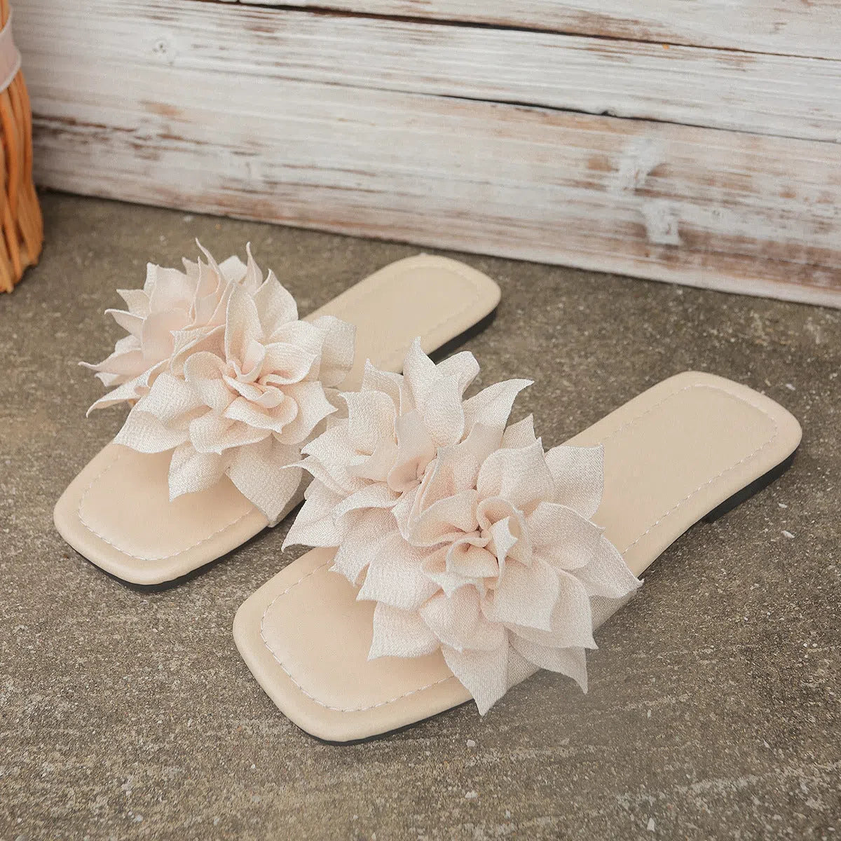 Flat flip-flops with flower decoration in faux leather and rubber sole in black colour for women