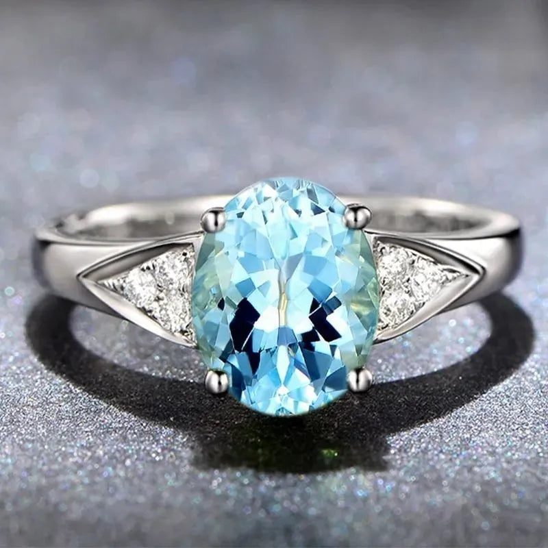 Women's ring with a choice of heart, water drop, or bell pattern in natural zircon, on a model's hand.