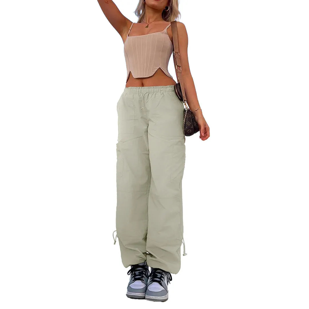 Man's loose-fitting straight-leg cargo pants in polyester with multiple pockets.