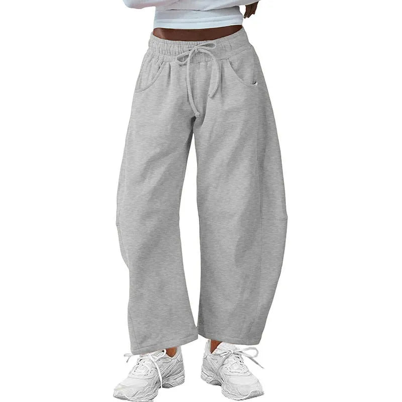 Loose cotton cropped sweatpants with elastic waistband in street fashion style
