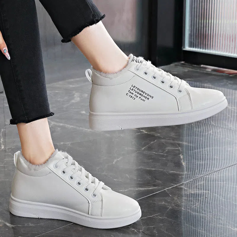 Women's flat sneakers in black, round toe, front lacing, rubber sole, size 35-40